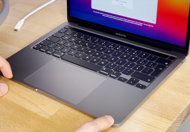 Houpající Macbook = křivý Macbook